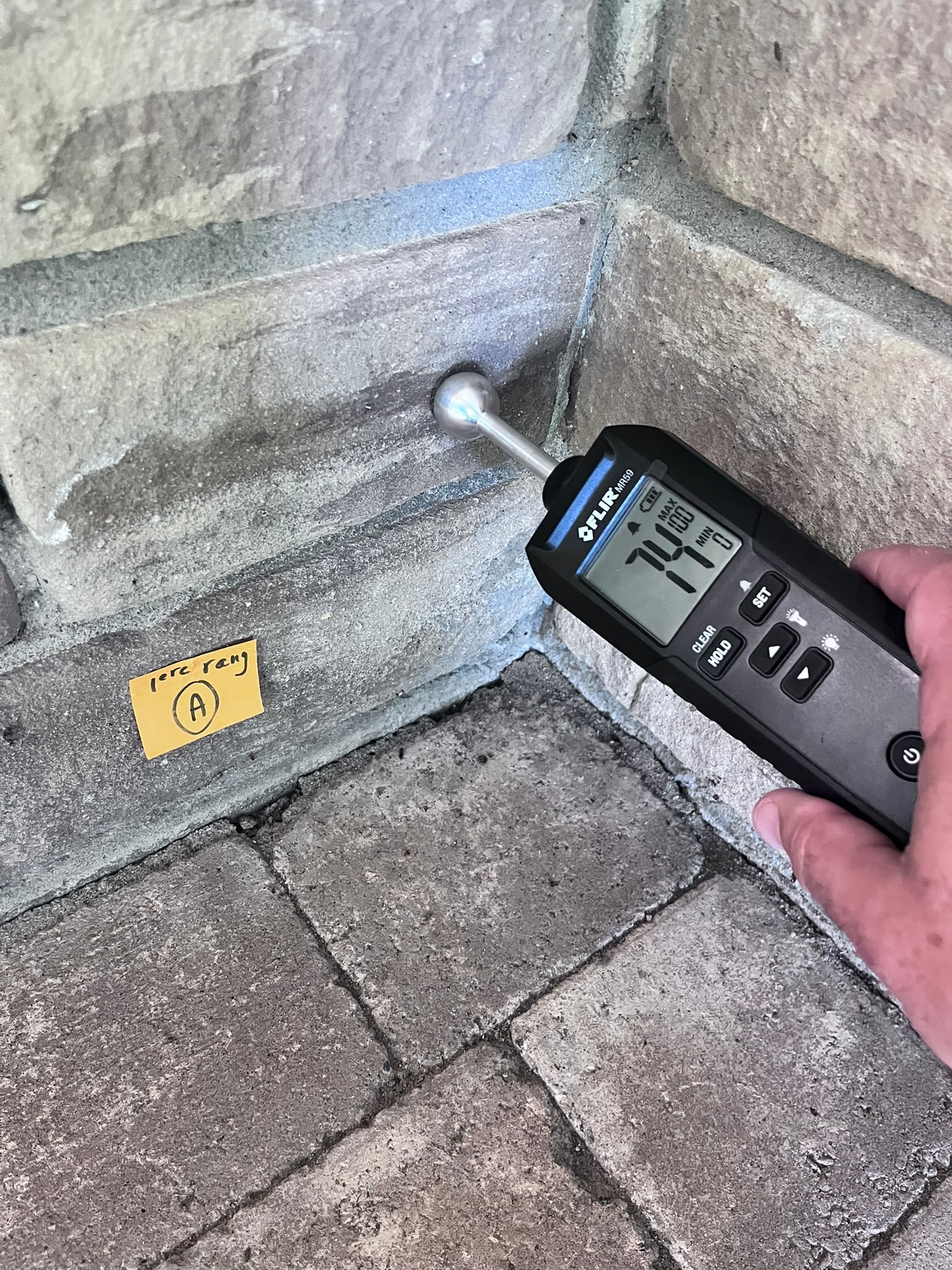Relevé d'humidité FLIR MR69 — maçonnerie